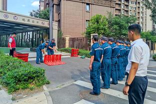 梅西抵达东京行装和抵达中国香港时一样，手持橙色行李箱售价3万