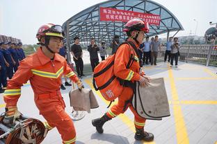 库马斯本场比赛数据：1进球1关键传球1抢断，评分7.4