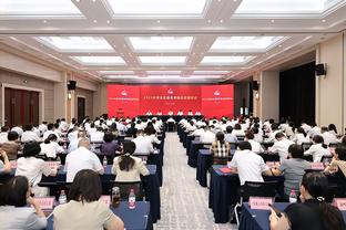 波波：打背靠背对文班是新体验 他会累但也会重新振作的